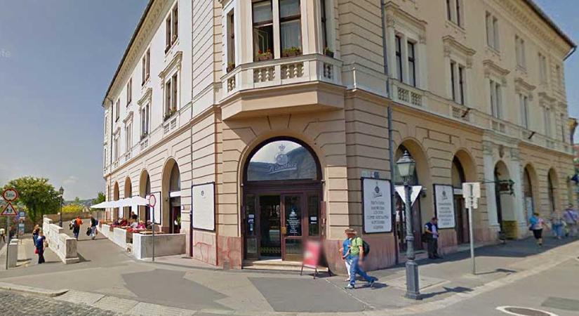 A Ruszwurm Cukrászda után, a napokban elhunyt Szamos Miklós másik budavári cukrászdáját is lezárták a végrehajtók