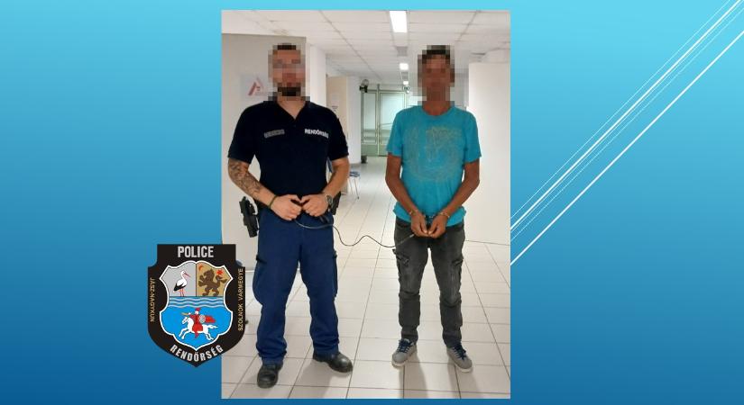 Eldurvult vita a szolnoki vasútállomás előtti téren