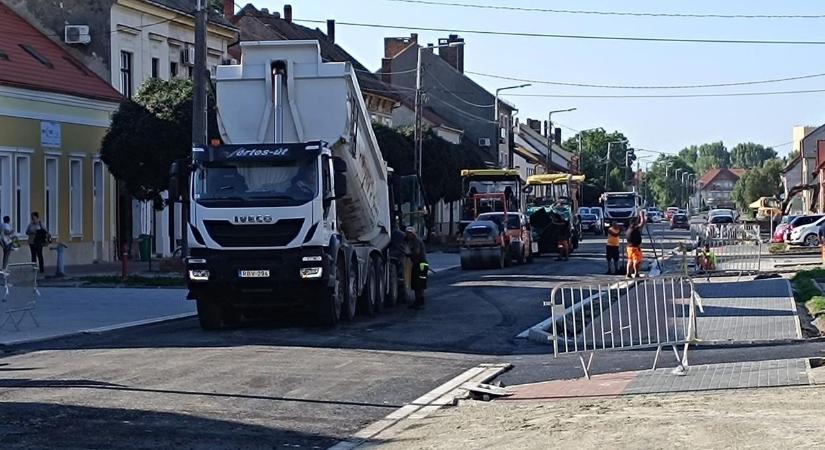 Egy napot csúsznak, kedden nyitják meg az Erzsébet királyné utcát