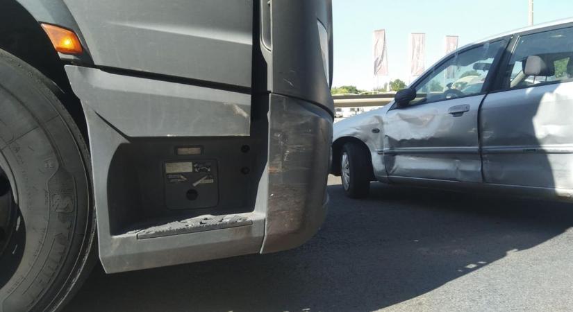 Cementszállító és autó ütközött Egerben