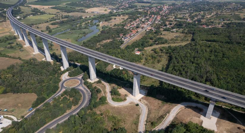 Már 30 milliárd forintot tehetett zsebre Mészáros Lőrinc és Szíjj László a koncessziós sztrádákból