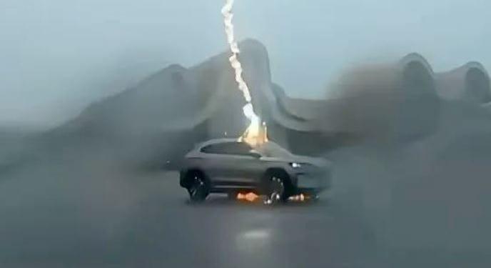 Jól viselte a BYD villanyautója, hogy háromszor is belecsapott a villám – videó