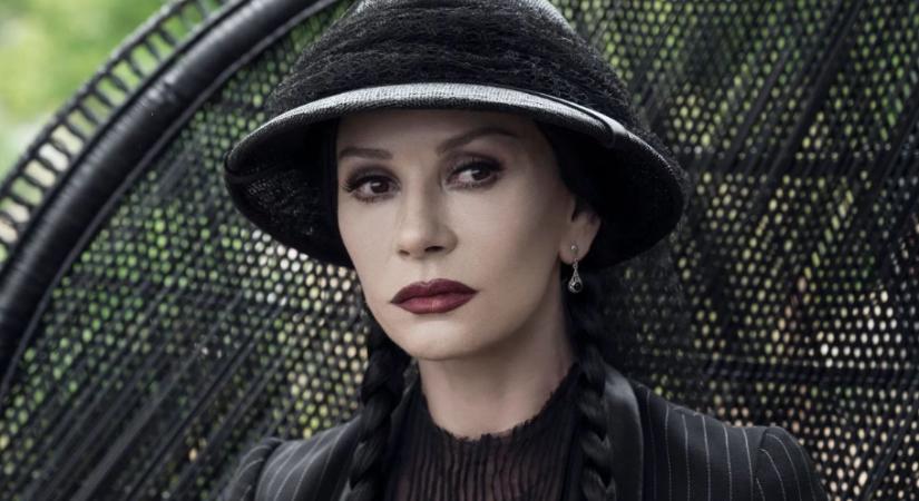 Fekete rattan, váratlan vörössel – a galád család, avagy újra hódít a Wednesday Addams