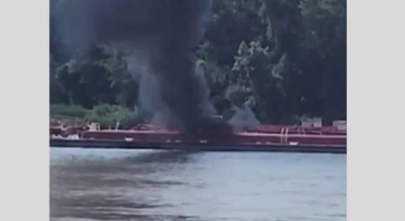 Helikopter csapódott egy bárkába a Mississippi folyón – videó