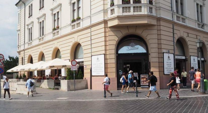 A Ruszwurm után a Korona cukrászdához is kimentek a végrehajtók