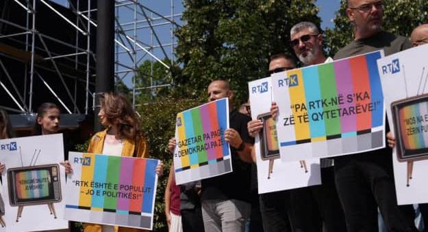 Médiadolgozók vonultak utcára Koszovóban a költségvetési válság miatt