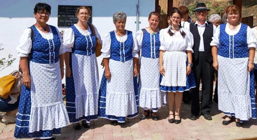 Felavatták dr. Barsi Ernő néprajzkutató felújított szülőházát