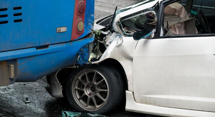 Karambol Baranyában: Autóbusz és személyautó ütközött a faluban
