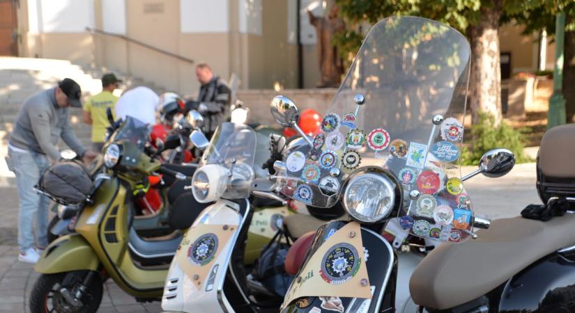 Szekszárdról indulva hódítják meg a Balkánt a vespások – GALÉRIAVIDEÓ