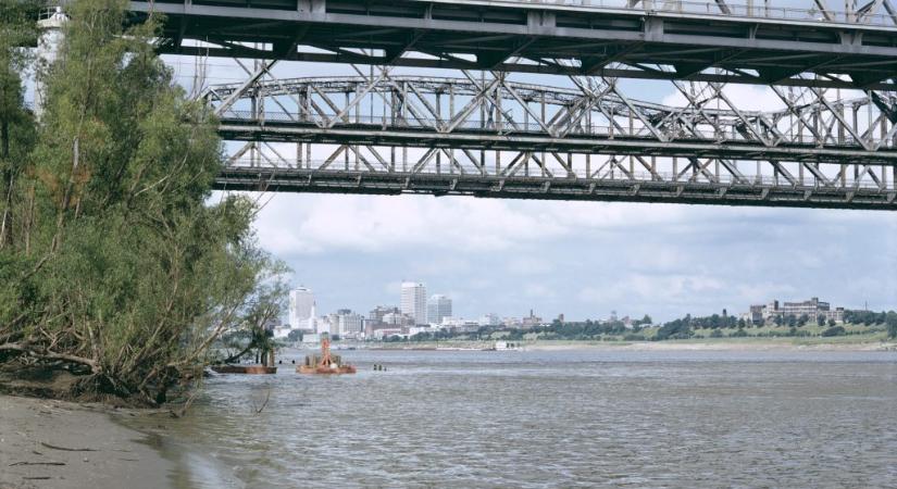 Helikopter csapódott egy bárkába a Mississippi folyón