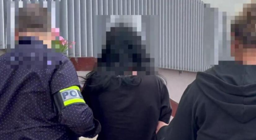 Őrizetbe vettek egy 16 éves lányt, aki véresre verte barátnőjét