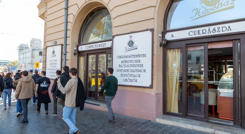 Végrehajtók jelentek meg Szamos Miklós másik cukrászdájánál is