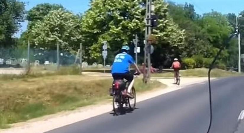 Felelőtlenség a köbön – volt bicikliút, de inkább a főúton bringáztak, szemben a forgalommal (videó)