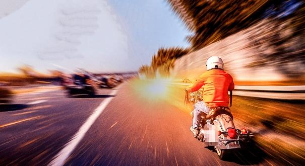 Új KRESZ: megnyithatják a motorosok előtt az autópályák leállósávjait