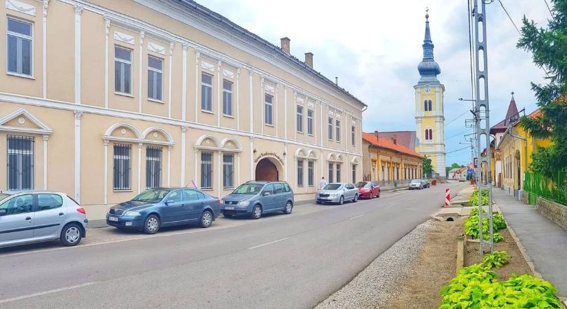 Motoros kaszkadőr szeli át a borsodi kisváros utcáit!