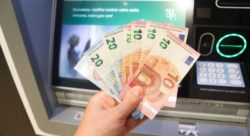 Készpénzfelvétel külföldön: a magyarok a helyszínen döbbennek rá, mennyibe kerül – ezekben az országokban a legdrágább