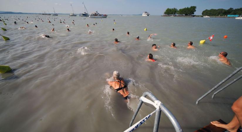 Roham a szabad helyekért, eddig lehet még nevezni a Balaton-átúszásra