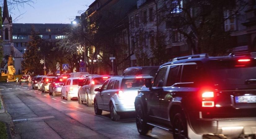 Újabb változás a közlekedésben? Ide kerülhet a negyedik féklámpa az autókon