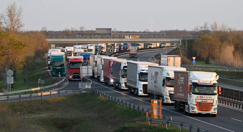 Időszakosan felfüggesztik a kamionstopot a hétvégén