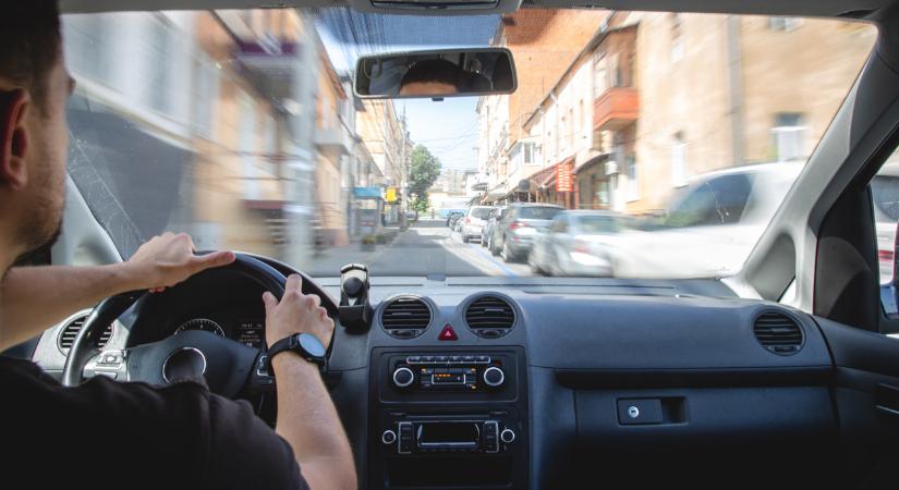 Lejárt a türelmi idő az autósoknak, már büntetnek emiatt