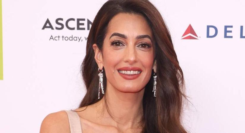 Amal Clooney combvillantós ruhájára nem találjuk a szavakat: a Comói-tónál fotózták le George Clooney-val