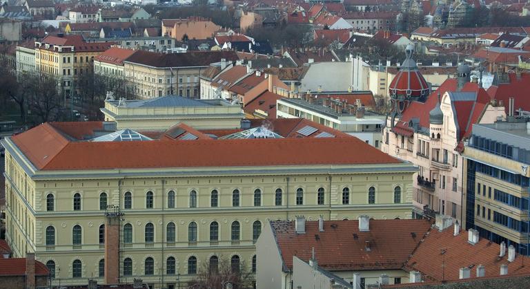 Az unokaöccséből csinált tanszékvezetőt a Szegedi Tudományegyetem Orvostudományi Karának dékánja