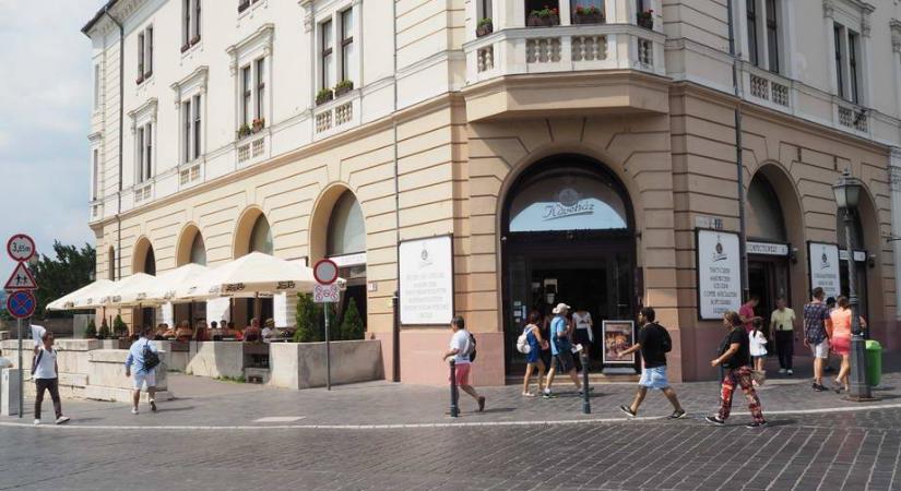 Végrehajtók vonultak be a budai Vár legendás cukrászdájához, sírva búcsúznak a dolgozók