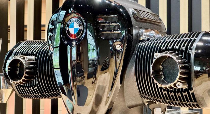 Forró fekete lét köp ez a 3 milliós BMW-motor
