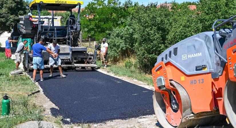 Újabb utcák kaptak aszfaltburkolatot – folytatódik az útfelújítás a nagykunsági városban