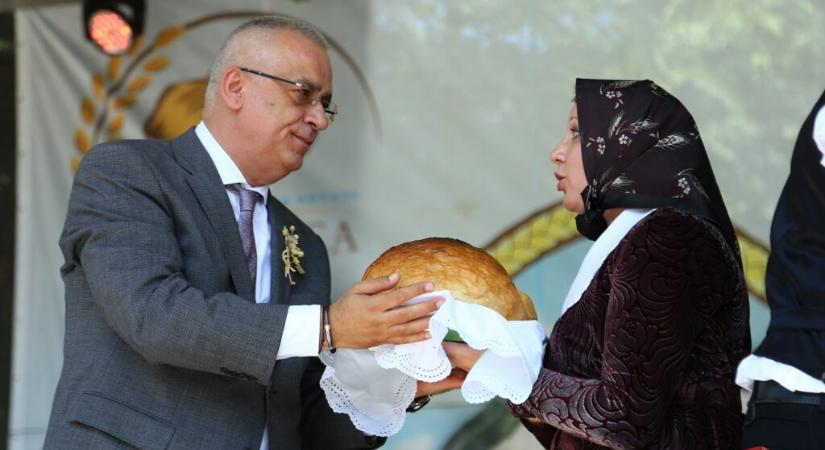 „A polgármester nem érdemli meg, hogy egyen az új lisztből sült kenyérből!”