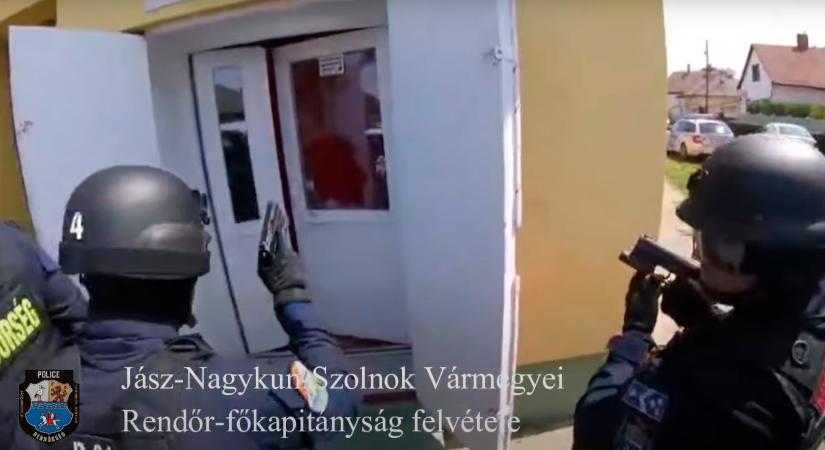 Rendőrkézen a fiú, aki apjával haragosukra gyújtotta az autót (videóval)