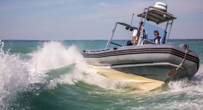 Bajba került egy 15 éves szörfös lány a Balatonban – a vízirendőrökre volt szükség