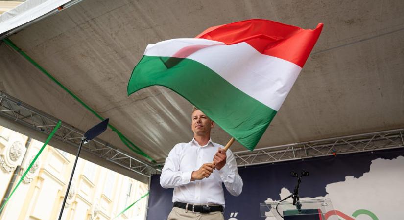 Már terjesztik a Tisza Párt nyomtatott lapját