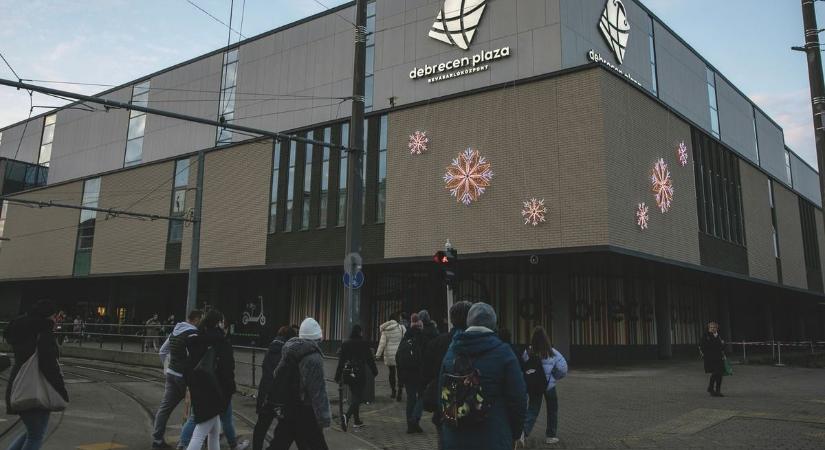 Hónap óta nem működik a lift a Debrecen Plazában! Utánajártunk, mi a probléma!