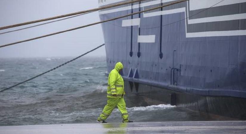 Egy komp sem jár Görögországban, turisták ezrei tolonganak a kikötőkben