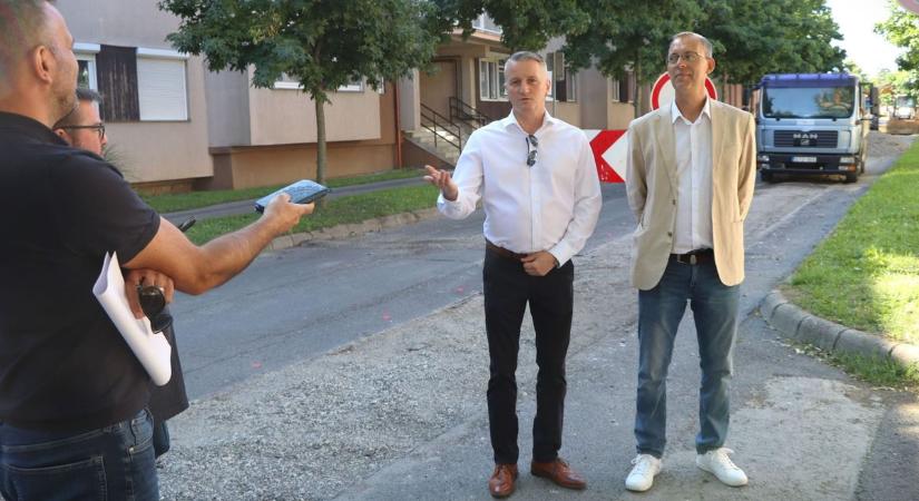 Közlekedők, türelem! Eddig lesz lezárva a forgalmas belvárosi út, s mutatjuk, hogy miért (galéria)