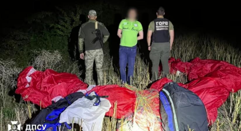 Siklóernyővel próbált Moldovába szökni egy hadköteles férfi, de még a felszállás előtt elfogták