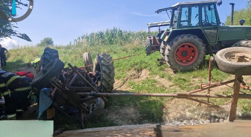 Megrázó baleset: felborult a traktor, beszorult alá a női sofőr