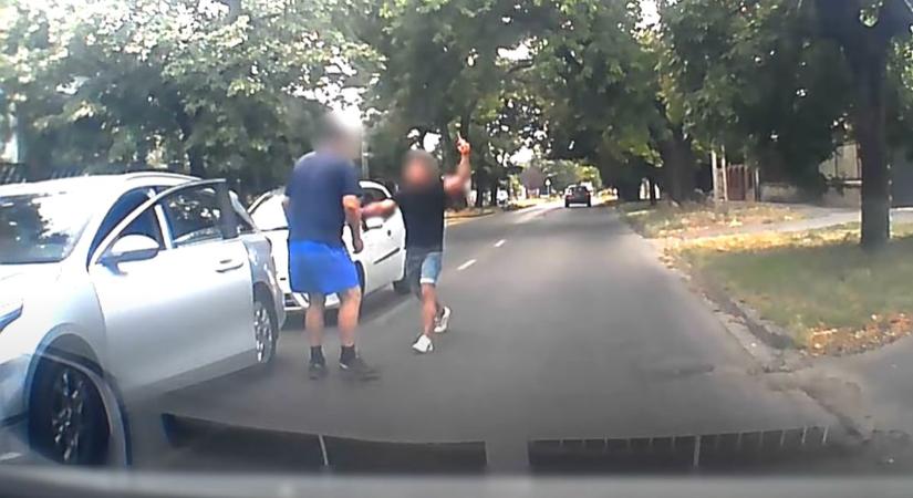 Félmeztelenül, egy kalapáccsal felfegyverkezve akarta rendezni a nézeteltérést egy autós Budapesten (VIDEÓ)