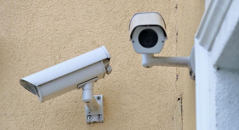 Biztonsági kamera rögzítette Pécsen: boltban garázdálkodnak a feltételezett tolvajok