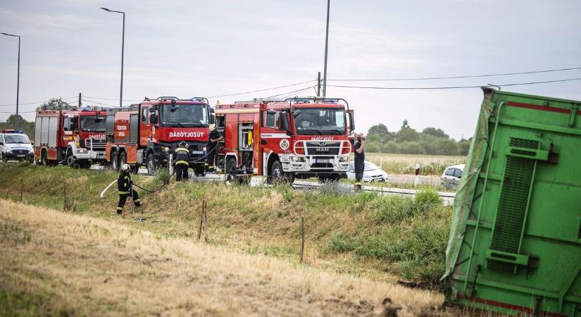 Baleset bénítja a forgalmat Martfű és Tiszaföldvár között, két kamion ütközött egymásba