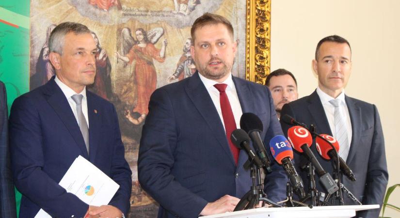 Az egészségügyi miniszter nem mond le, de őt is aggodalommal töltik el a mentőtender körüli visszásságok