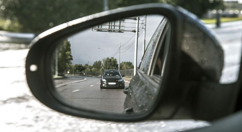 Autósüldözés a 4-esen, a sértett saját maga szerette volna elkapni a tolvajokat