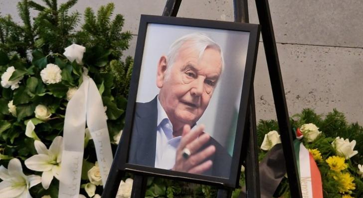 M. Kiss Sándor ravatalánál