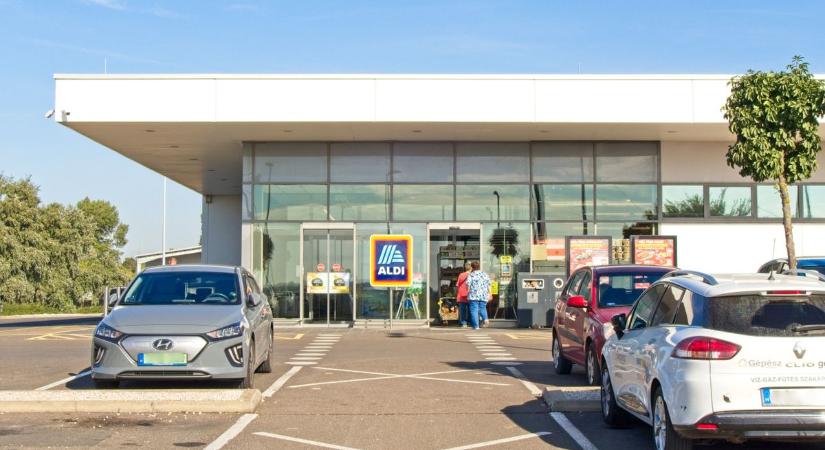 Tombol a buli az Aldi kasszájánál, együtt táncolnak az eladók és a vásárlók – videóval