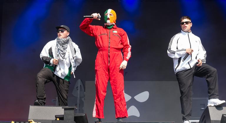 Újabb országból rakták ki a Kneecapet