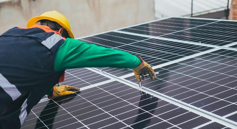 Drámai ütemben lassul a napenergia-kapacitás telepítése