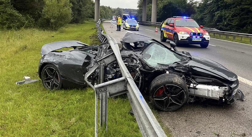 Túlélte a horrorbalesetet a sofőr, pedig szinte kettévágta a szalagkorlát a McLarent