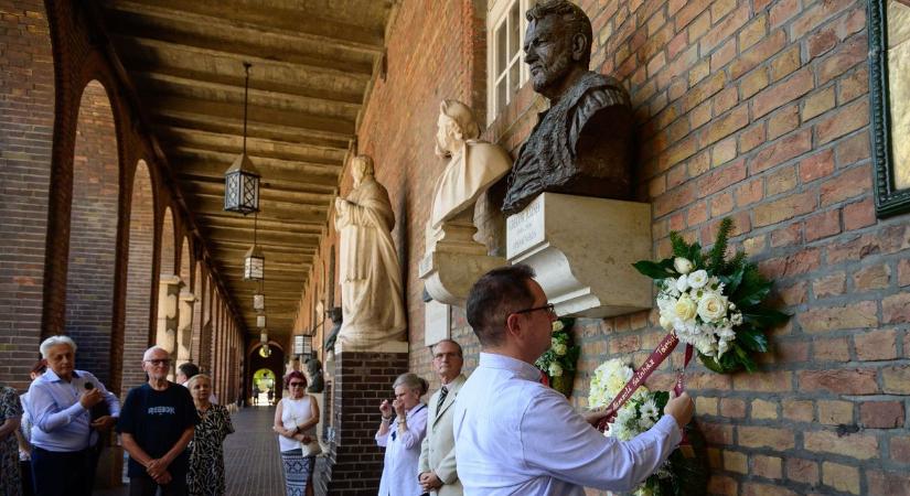 85 éve született a világhírű operaénekes, akinek emléke előtt koszorúzással tisztelegtek a Dóm téren – galériával, videóval