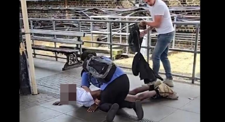 Jól megverték a férfit, aki gyerekek előtt tolta le a nadrágját a londoni metróban